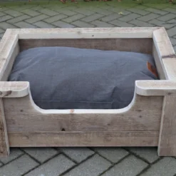 Houten Hondenmand Floki Van Gebruikt Steigerhout Inclusief Antraciet Kussen 80x60x30 Cm