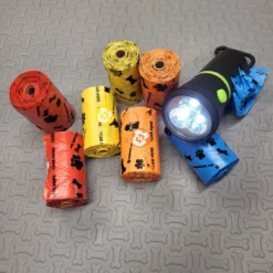 N4dogs – Poepzakjes – Poepzakhouder – Poepzakhouder Met Zaklamp – 8 Rollen Poepzakjes – Met Lavendel Geur – Extra Grote Poepzakjes – Zaklamp