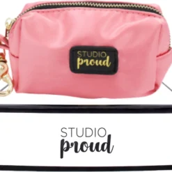 Studio Proud – Poepzakjes Dispenser Voor Honden – Houder Voor Hondenpoepzakjes – Satijn Roze – Goudkleurige Accenten – Bijpassende Riem Mogelijk