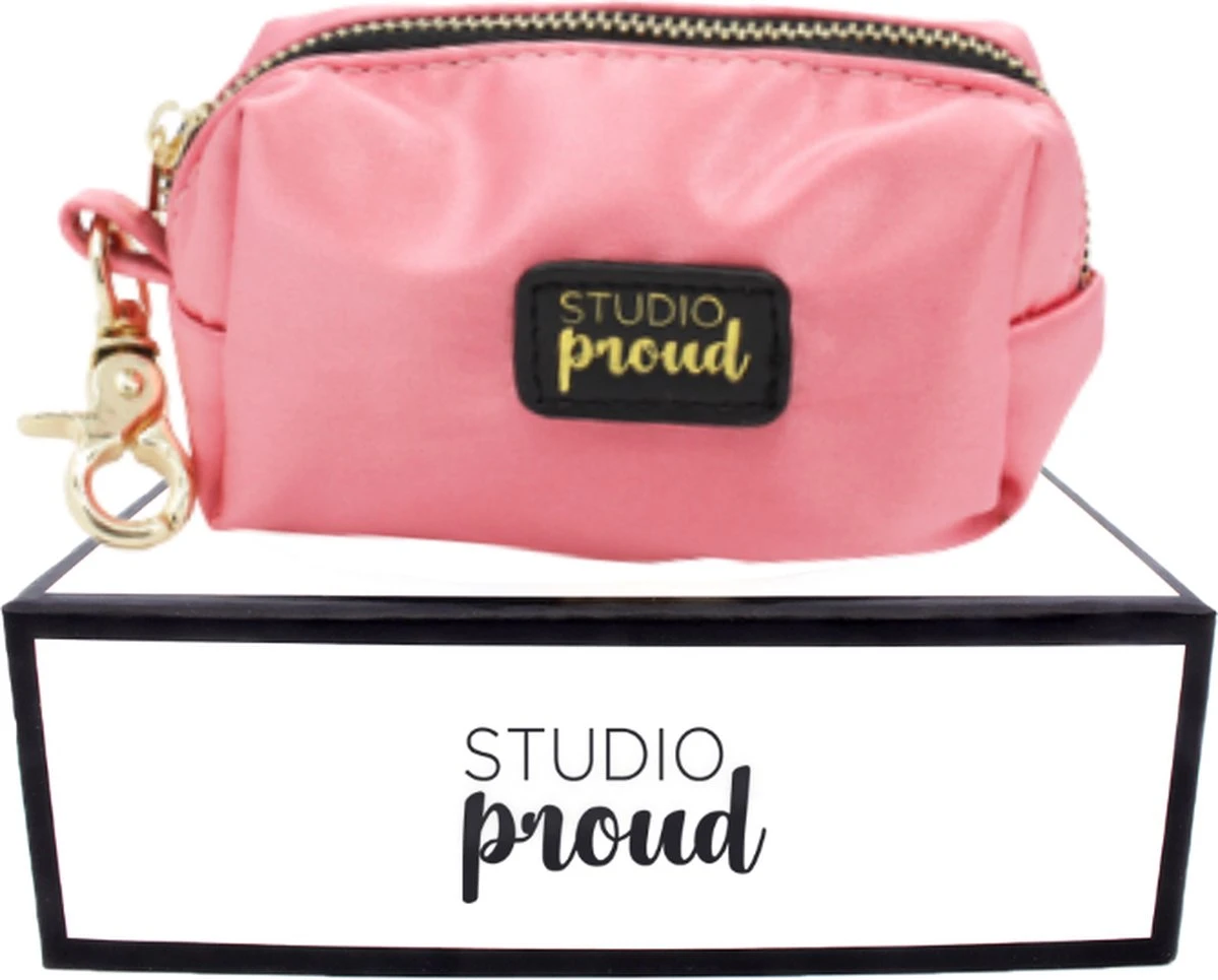 Studio Proud – Poepzakjes Dispenser Voor Honden – Houder Voor Hondenpoepzakjes – Satijn Roze – Goudkleurige Accenten – Bijpassende Riem Mogelijk 1 Studio Proud – Poepzakjes Dispenser Voor Honden – Houder Voor Hondenpoepzakjes – Satijn Roze – Goudkleurige Accenten – Bijpassende Riem Mogelijk
